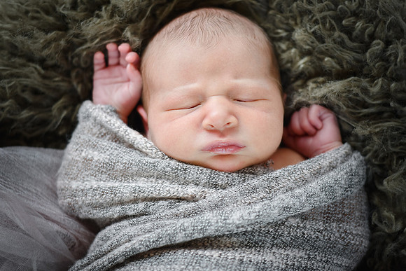1 Baby V Newborn [peek] 24