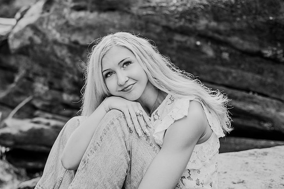 Gwen [MHS Senior] 035