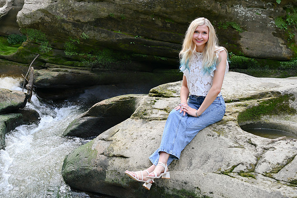 Gwen [MHS Senior] 023