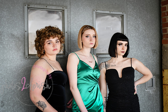 Salon Rootz [metal door]  113