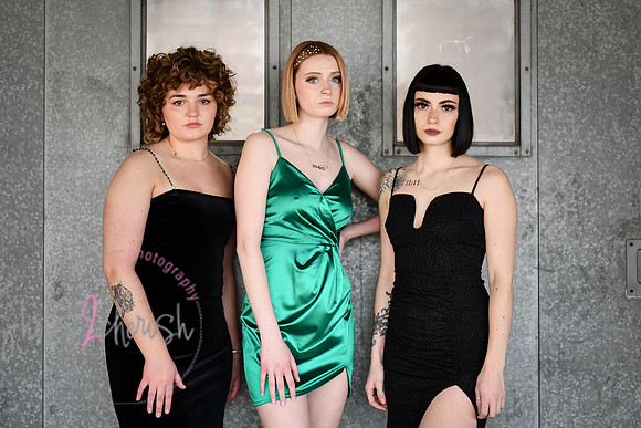 Salon Rootz [metal door]  104