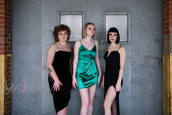 Salon Rootz [metal door]  094
