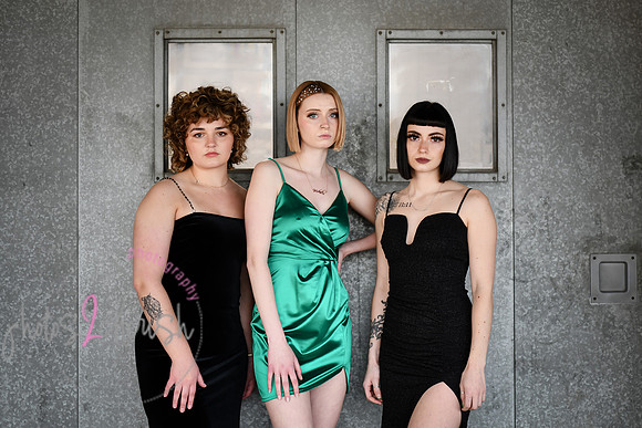 Salon Rootz [metal door]  105