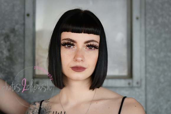 Salon Rootz [metal door]  084