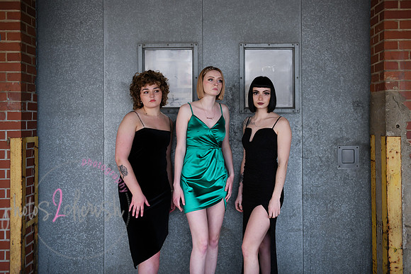 Salon Rootz [metal door]  093