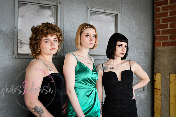 Salon Rootz [metal door]  112