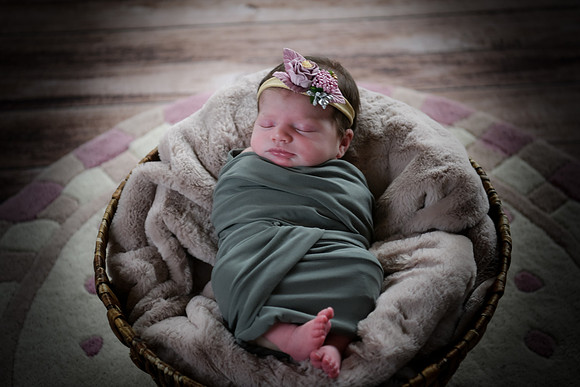 Alivia newborn 082
