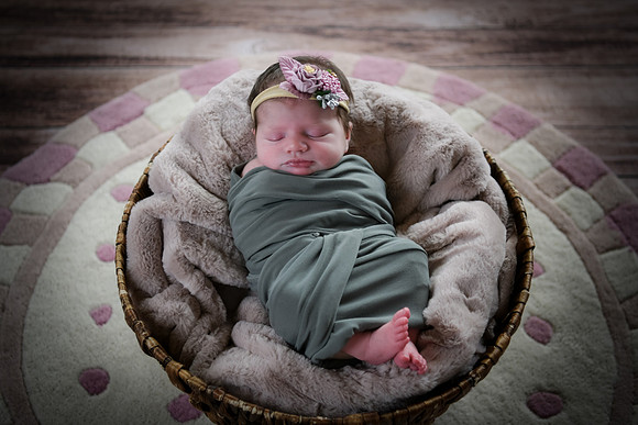 Alivia newborn 092