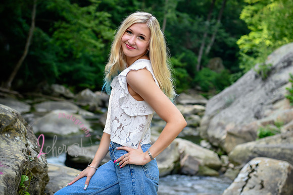 Gwen [MHS Senior] 045