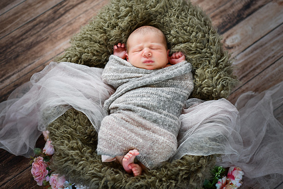 1 Baby V Newborn [peek] 20