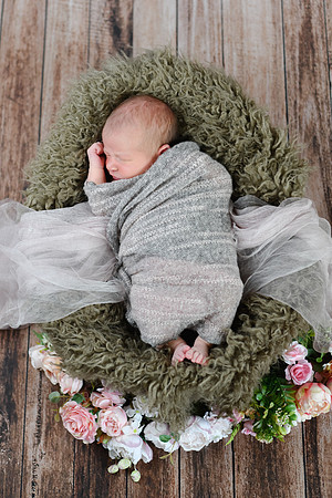 1 Baby V Newborn [peek] 03