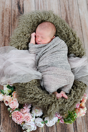 1 Baby V Newborn [peek] 05