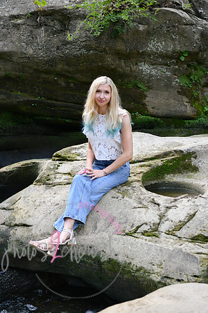 Gwen [MHS Senior] 017