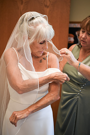 Kellie & Jim [getting ready] 070