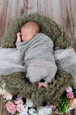 1 Baby V Newborn [peek] 01